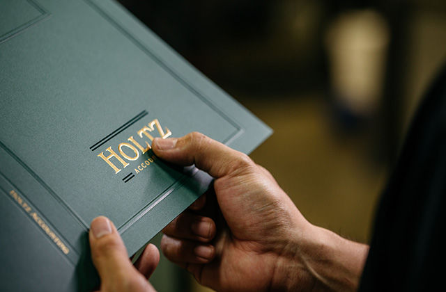 Custom Printed Folders: Pressman Quality Check